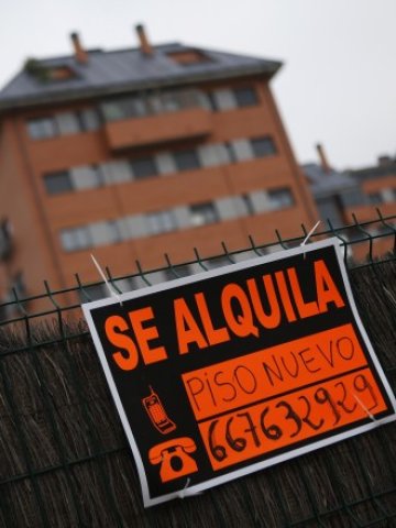 <p>
	Обява за имот под наем в предградие на Мадрид. <em>Снимка: Ройтерс</em></p>
