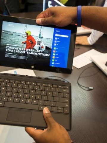 <p>
	Продажбите на таблета&nbsp;Surface RT&nbsp;вървят скромно. <em>Снимка: Ройтерс</em></p>
