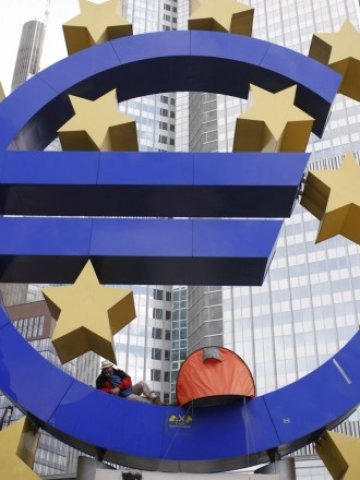 <p>
	ЕЦБ се фокусира върху необходимостта от намаляване на разходите за труд, повишаване на производителността и подобряване на бизнес климата в държавите от периферията. <em>Снимка: Ройтерс</em></p>
