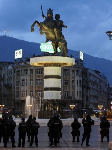 <p>
	Паметникът на Александър Македонски в центъра на Скопие. <em>Снимка: Ройтерс</em></p>
