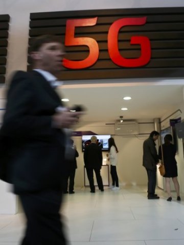 <p>
	Посетители на Mobile World Congress в Барселона. <em>Снимка: Ройтерс</em></p>

