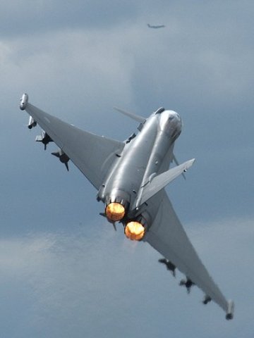 <p class="western">
	Eurofighter Typhoon. <em>Снимка: Paul Friel, лиценз: <a href="http://creativecommons.org/licenses/by/2.0/deed.en" target="_blank">CreativeCommons</a></em></p>
