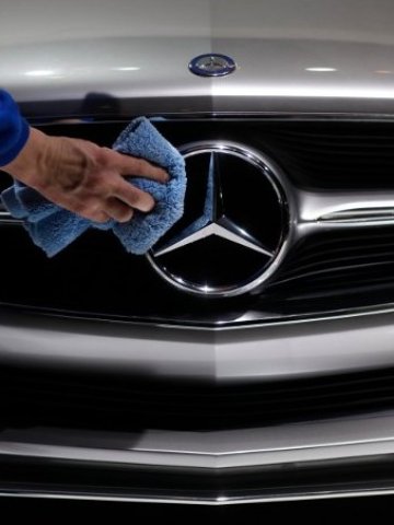 <p>
	За първото тримесечие продажбите на Daimler са се увеличили със 17% на 24,4 млрд. евро.<br />
	<em>Снимка: </em>Ройтерс</p>
