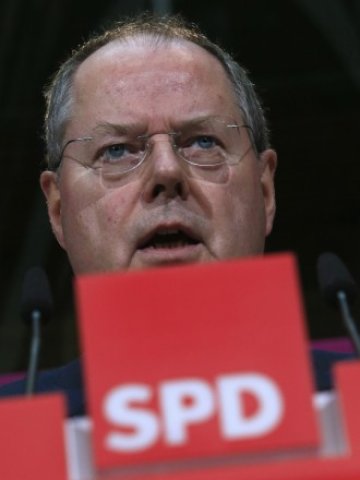 <p>
	Пеер Щайнбрюк: &quot;Да не се лъжем - спасяването на Гърция ще е скъпо&quot;. <em>Снимка: Ройтерс</em></p>
