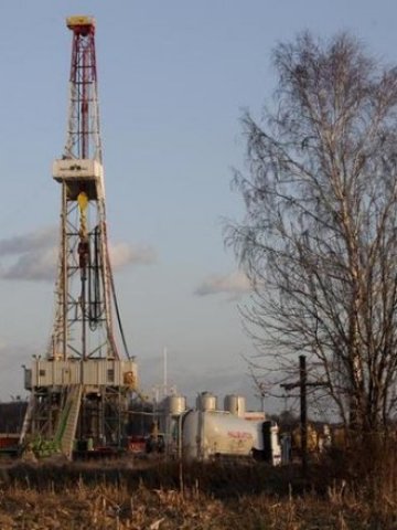 <p>
	Сонда на <span class="Lbl">Chevron</span> за добив на шистов газ в Полша. <em>Снимка: Ройтерс</em></p>
