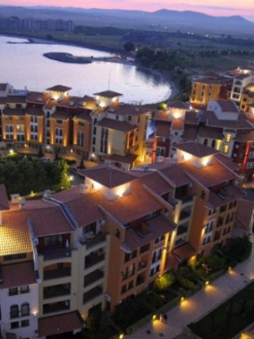 <p>
	Комплекс Марина Кейп в гр. Ахелой, изграден от Интеркапитал ПД АДСИЦ <em>Снимка: marinacape.com</em></p>
