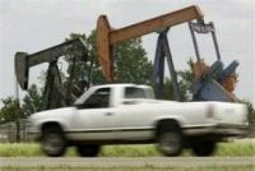 В петък цената на петрола наближи 67 долара за барел. Снимка : AP.