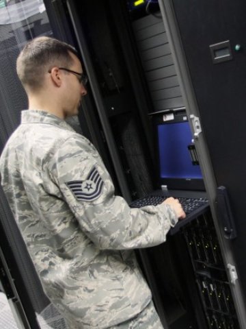 <p>
	&nbsp;Министерството на отбраната е инсталирало нелицензиран софтуер на десетки сървъри и компютри. <em>Снимка: Ройтерс</em></p>
