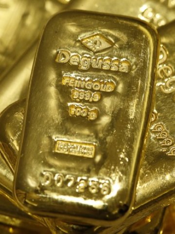 <p>
	Цената на благородния метал отбеляза рязък спад след речта на председателя на Фед Бен Бернанке. <em>Снимка: Ройтерс</em></p>
