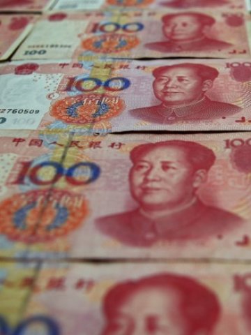 <p>
	Китайската валута достигна най-добрия си резултат спрямо долара от 10 май насам. <em>Снимка: Ройтерс</em></p>
