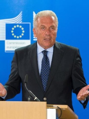 <p>
	Димитрис Аврамопулос. Снимка: <em>ЕК</em></p>
