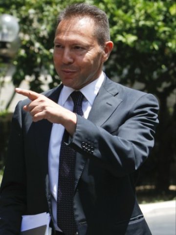 <p>
	Новият финансов министър Янис Стурнарас. <em>Снимка: Ройтерс</em></p>
