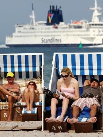 <p>Туристи на брега на Балтийско море в Германия. <i>Снимка: БТА</i></p>