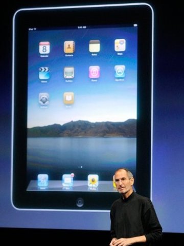 <p>
	Изпълнителният директор на Apple Стив Джобс по време на презентация на iPad. <i>Снимка:</i> Ройтерс</p>
