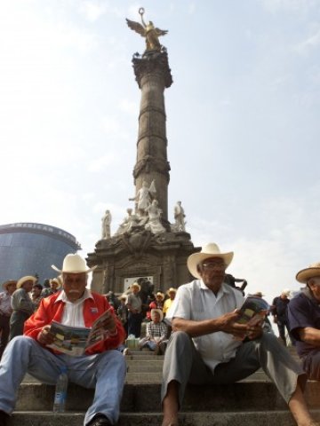 <p>
	Фермери протестират в Мексико Сити срещу NAFTA. <em>Снимка: Ройтерс</em></p>
