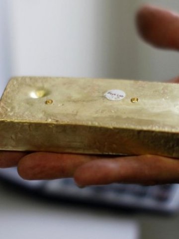 <p style="margin-bottom: 0cm;">
	Американски дилър на злато показва парче, оценено на 63 хил. долара.<span style="display: none;">&nbsp;&nbsp; </span><em><em>Снимка: Ройтерс</em></em></p>
