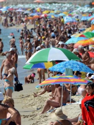 <p>
	Туристи във Варна. <em>Снимка: БТА</em></p>
