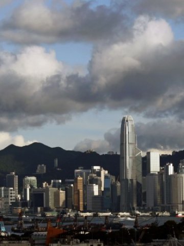 <p>
	Рекордно ниските лихви по ипотеките, напливът на купувачи от континентален Китай и недостатъчното предлагане нагорещиха пазара на жилища в Хонконг. <em>Снимка: Ройтерс</em></p>
