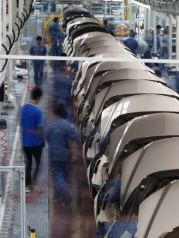 <p>
	Поточна линия в завод на Geely Automobile Corporation в китайския град Цъсъ. <em>Снимка: Архив Ройтерс</em></p>
