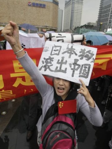 <p>
	Протест срещу политиката на японското правителство в Пекин. <em>Снимка: Ройтерс</em></p>
