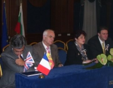 Игнасио Лареа, Кристиан Делаж, Весела Господинова и Петър Мутафчиев след подписване на договорите. Снимка: Investor.bg