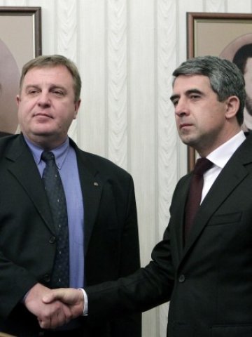 <p>
	Лидерът на ВМРО Красимир Каракачанов на консултациите при президента Росен Плевнелиев. <em>Снимка: БТА</em></p>
