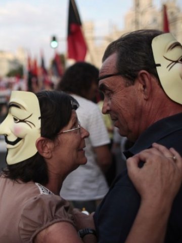 <p>
	Привърженици на&nbsp;Anonymous протестират срещу потъпкването на потребителските права.&nbsp;<em>Снимка: Ройтерс</em></p>
