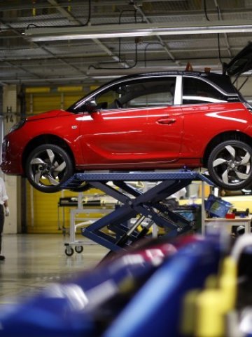 <p>
	Фабрика на Opel в Айзенах. <em>Снимка: Ройтерс</em></p>
