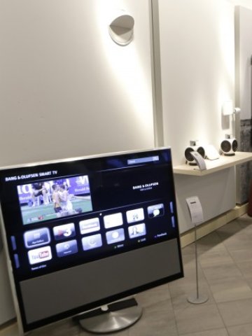 <p>
	Bang&amp;Olufsen са известни със скъпите си, но висококачествени продукти. <em>Снимка: Ройтерс</em></p>
