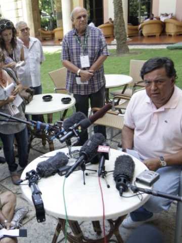 <p>
	Бившият губернатор на Ню Мексико Бил Ричардсън говори пред журналисти в Хавана.<em> Снимка: Ройтерс</em></p>
