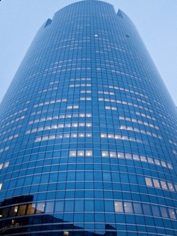 <p>
	<em>Сградата на&nbsp; Societe Generale в Париж. </em><em>Снимка: ptitfennec, лиценз: <strong><a href="http://creativecommons.org/licenses/by/2.0/ " target="_blank">CreativeCommons</a></strong></em></p>
