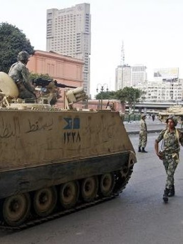 <p><span lang="bg-BG">Египетски войници патрулират в центъра на Кайро. Снимка: БТА</span></p>