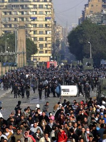 <p>Полицията разпръсква протестиращи в Кайро. Снимка: БТА</p>