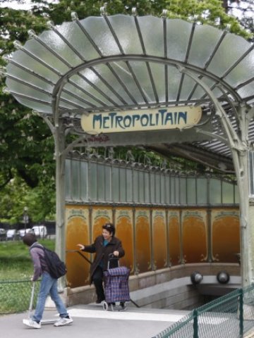 <p>
	Метро станция Dauphine, Париж. <em>Снимка: Ройтерс</em></p>
