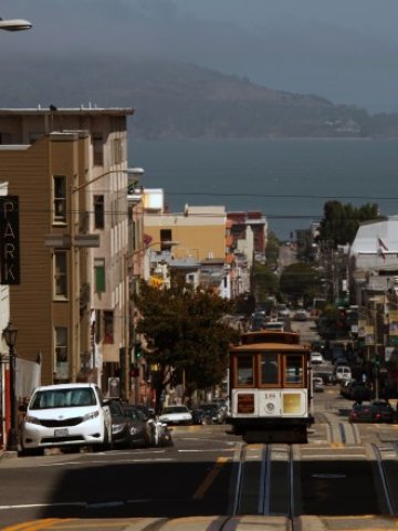 <p>
	Powell Street, Сан Франциско. <em>Снимка: Ройтерс</em></p>
