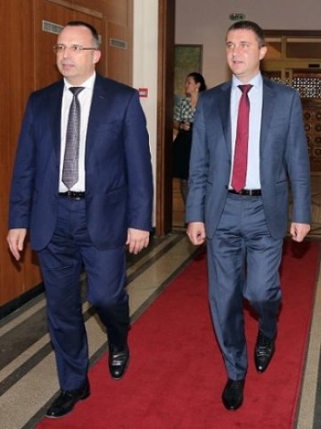 <p>
	Владислав Горанов пое МФ от Румен Порожанов. <em>Снимка: БТА</em></p>
