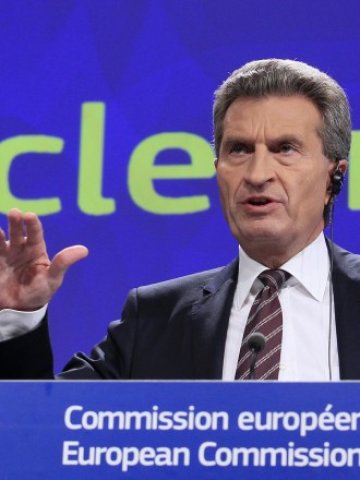 <p>
	Йотингер:&nbsp;&quot;Ние ще трябва да позволим отстъпки&quot;. <em>Снимка: Ройтерс</em></p>
