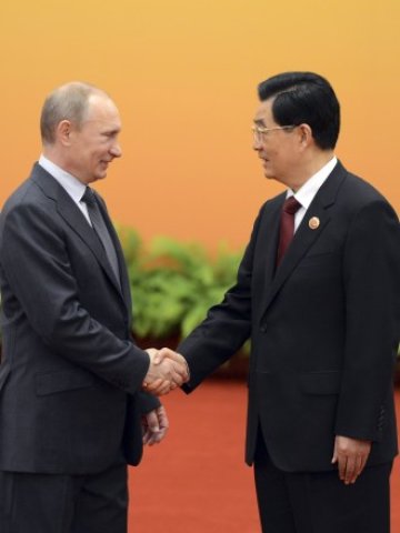 <p>
	Владимир Путин и Ху Цзинтао по време на официалната им среща в Китай. <em>Снимка: Ройтерс</em></p>
