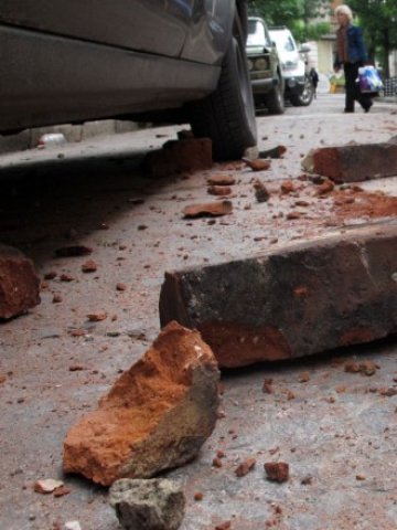 <p>
	<em>След земетресението най-големи поражения имаше от падналите комини на сградите </em>&nbsp; Снимка: БТА</p>
