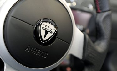 Tesla иска да реанимира автомобилния си бизнес чрез демонстрация с летяща кола