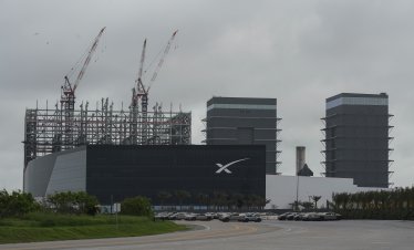 Мъск се възползва от инерцията на SpaceX, защитавайки идеята за сливане с Tesla