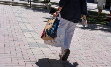 Продажбите на дребно в САЩ бележат лек ръст през юни