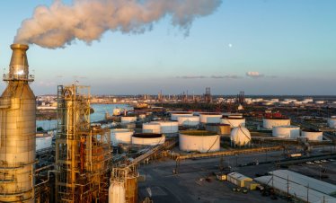 Потребителите усещат затруднения на бензиностанциите, докато Русия стимулира бума на рафинирането на петрол