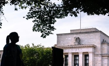 Упоритата инфлация подлага на изпитание решимостта на Фед
