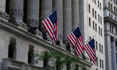 Dow се покачи със 100 пункта, отбелязвайки най-силното си първо полугодие от 5 години