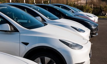 Tesla&nbsp;промени името на своя асистент за шофиране в Европа след критики