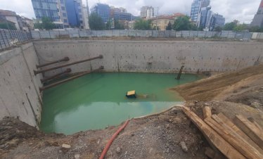 Кадър на деня: Строителна техника е изцяло потопена във вода на обект в София
