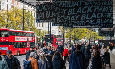 Ръстът на британските продажби на дребно се е забавил през ноември