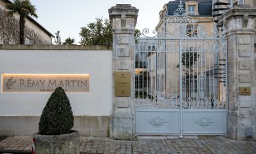 Силното търсене на коняк в Азия стимулира продажбите на Remy Cointreau