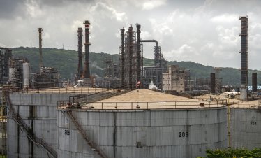 Страховете от свръхпредлагане тласкат цената на петрола надолу*